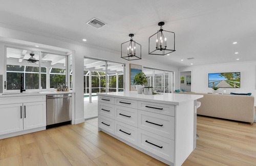 Park Shore House | Aqua Cottage- Newly renovated Park Shore home!