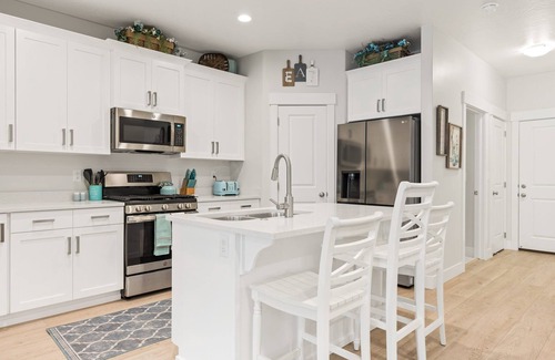 Washington House | Aqua Farmhouse - Pool Table, Pickle Ball, Scooters, Family Fun! Dog Friendly.