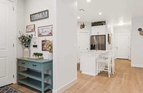 Washington House | Aqua Farmhouse - Pool Table, Pickle Ball, Scooters, Family Fun! Dog Friendly.