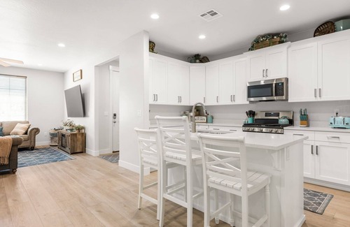 Washington House | Aqua Farmhouse - Pool Table, Pickle Ball, Scooters, Family Fun! Dog Friendly.