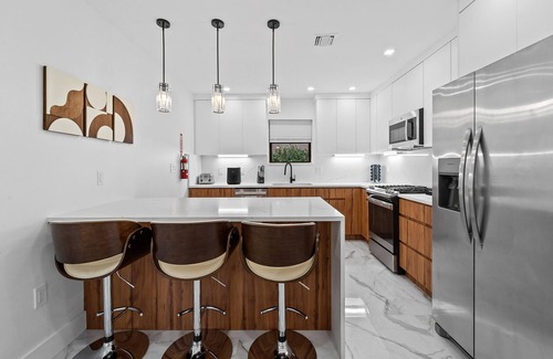 Hollywood Lakes House | Aqua Haven- Stylish Getaway with Pool and Jacuzzi