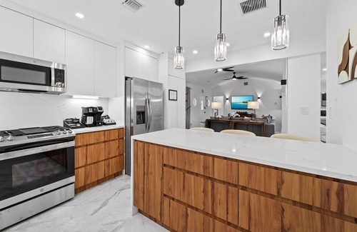 Hollywood Lakes House | Aqua Haven- Stylish Getaway with Pool and Jacuzzi