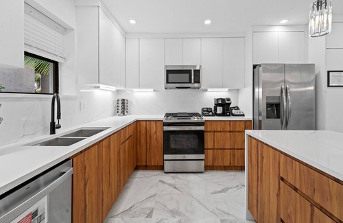 Hollywood Lakes House | Aqua Haven- Stylish Getaway with Pool and Jacuzzi