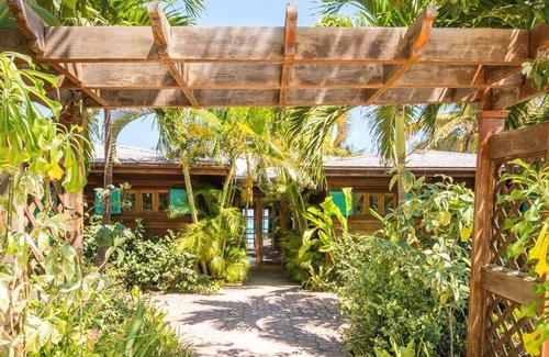 George Town House | Aqua Sound - Luxury Villa w/Private Pool, Beach and Dock