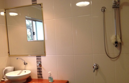 Cumboogle Apartment | Aqua Studio with shared kitchen, short drive to Zoo, Rural Setting