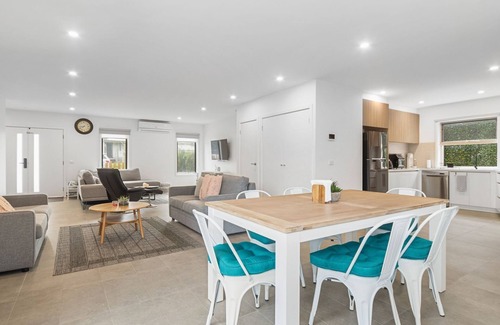 Capel Sound House | Aqua Vista Escape - Stylish 3-bedroom townhouse.
