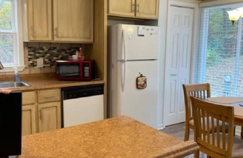 Lyndon Station Cottage | Arbor Acres Cottage! Bright, cheery, cozy and ready for you right by Wis Dells!