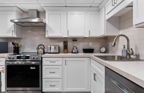 Ann Arbor Apartment | Arbor Hideaway - Brand New! Bring your dog!