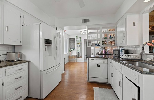 Dallas House | Arboretum Retreat: 3 Bedrooms of Peace & Greenery