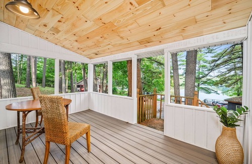 Mayfield House | Arbutus Lake Escape | Pontoon Rentals | Fishing