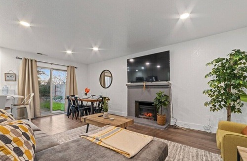 Citrus Heights House | Arcade Games w King Beds and a Private Backyard