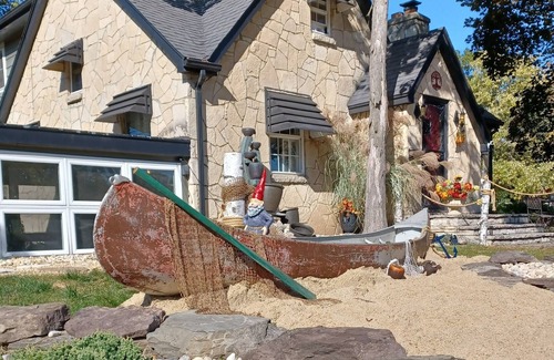 Rockford House | ARCADE, Movie room ,& more! Sleeps15, on the bike path!