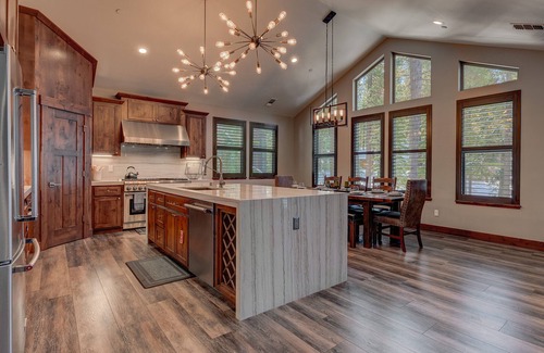 Pioneer Trail House | Arcades, Sauna, Spa, Pool Table, Dreamy Chefs Kitchen: The Lodge