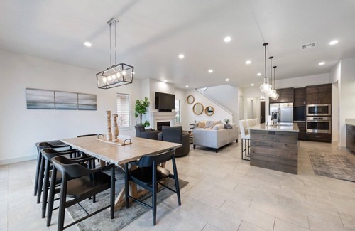 Santa Clara House | Arcadia 25 | Across From Resort Pool * 3 Master Suites * Balcony Views * Luxury