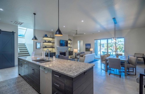 Santa Clara House | Arcadia 5 | Poolside * PRIVATE Hot Tub * Sleeps 18