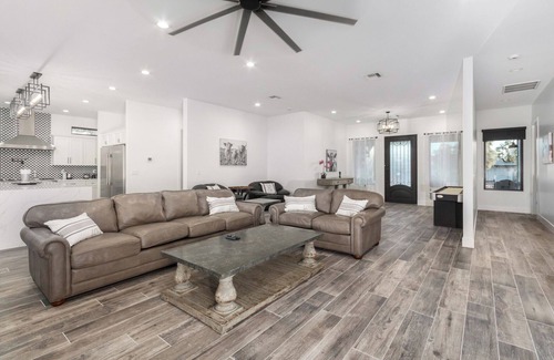 Camelback East House | Arcadia/Biltmore 2023 Build - Heated Pool - 4 bedroom 4.5 bath - PRIME LOCATION