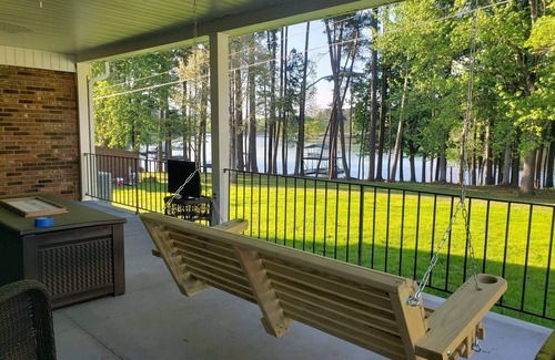 Northlake House | Arcadia Dr 3 King Beds Lakefront Escape