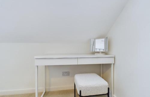 Cheltenham House | Arcadia House, central location with parking, King sized beds and WiFi