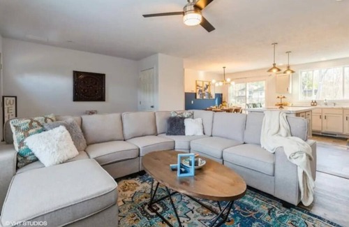 Shorewood-Tower Hills-Harbert House | Archer's Retreat-Sleeps 10-1/2 mile to Lake Michigan! Pet/Kid Friendly