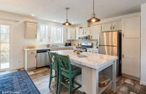 Shorewood-Tower Hills-Harbert House | Archer's Retreat-Sleeps 10-1/2 mile to Lake Michigan! Pet/Kid Friendly