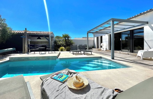 Sainte-Marie-de-Re Villa | Architect-designed villa with heated pool