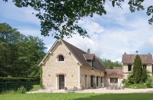Orphin House | Architect-designed house for 8 people set in greenery. Near Rambouillet, Paris