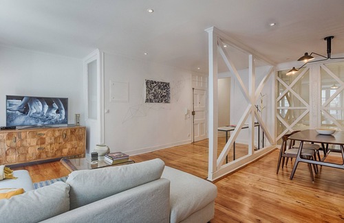 Misericordia Apartment | Architectural Gem in Bica