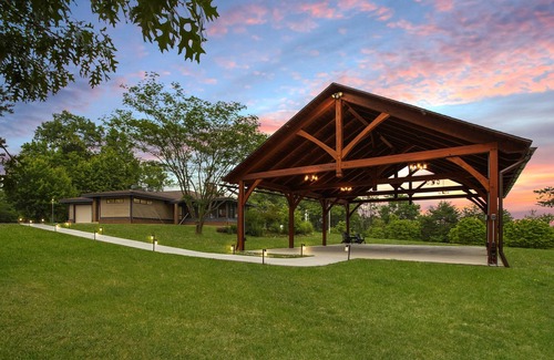 Warfordsburg House | Architectural Havel w/ Stunning Views | 6BR/4BA | Pavillion & Pickleball + Hot Tub | Sideling Hills