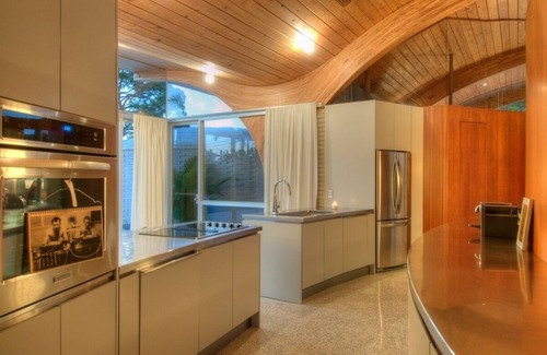 Venice House | Architectural icon by Architect Victor A. Lundy. Prime location near beach.