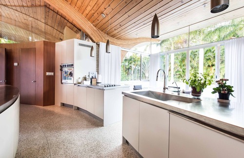 Venice House | Architectural icon by Architect Victor A. Lundy. Prime location near beach.