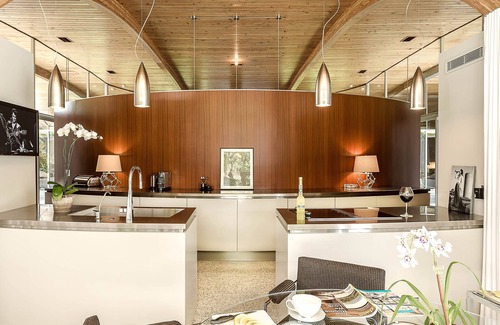 Venice House | Architectural icon by Architect Victor A. Lundy. Prime location near beach.