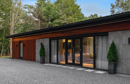 Hunter House | Architectural Modern House with Panoramic Mountain View