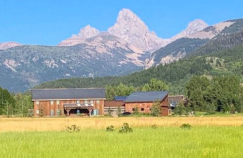 Alta House | Architectural Stunner w/ Mountain & Sound Views & Free WiFi- Snowbird-Friendly