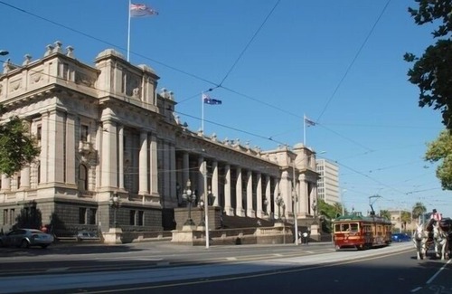 Chinatown Apartment | Architecturally Designed 2 Bedroom Apartment right by Parliament House