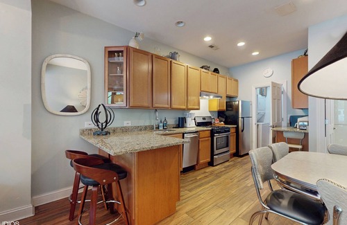 Old Town Triangle Apartment | Archways at the Lincoln Park Zoo 2bed/2ba