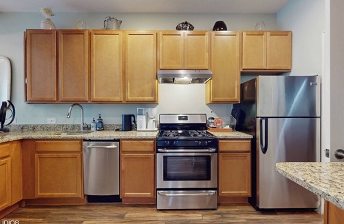 Old Town Triangle Apartment | Archways at the Lincoln Park Zoo 2bed/2ba