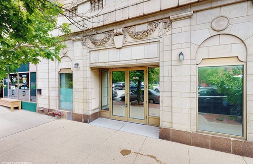 Old Town Triangle Apartment | Archways at the Lincoln Park Zoo 2bed/2ba