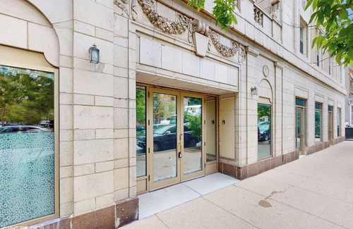 Old Town Triangle Apartment | Archways at the Lincoln Park Zoo 2bed/2ba