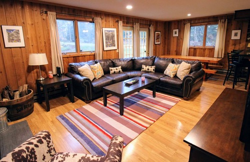 Wilmington House | Arctic Circle - Mount Snow ski house at Chimney Hill with Tesla/EV charger!