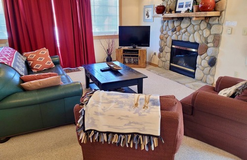 Winthrop House | Arctic Dream-Sleeps 8, Close to Downtown Winthrop and Ski Town Trailhead!