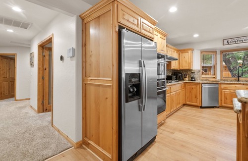 Summit Estates Cabin | Arctic Wolf at Summit Base - Log Cabin, Hot Tub, Game Room, Walk to Slopes