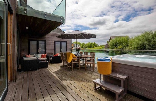 Ampney Crucis House | Ardross Lodge | Lakeside Hot Tub Stay for Groups