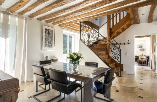 Louveciennes House | AREA OF TWO DOORS