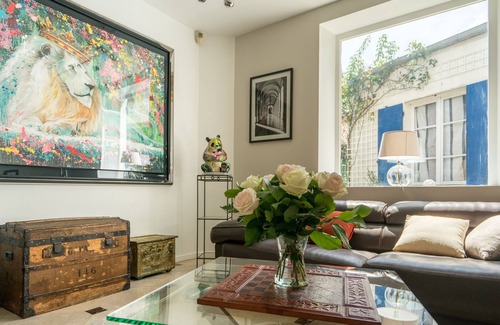 Louveciennes House | AREA OF TWO DOORS