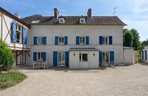 Louveciennes House | AREA OF TWO DOORS