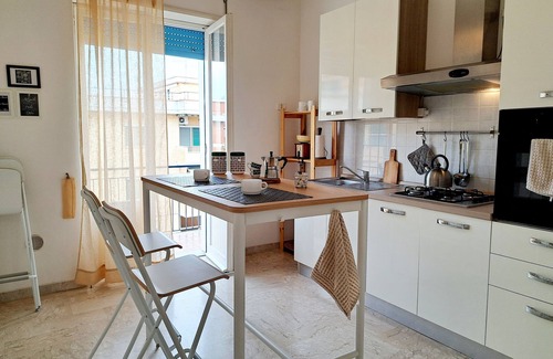 Scauri Apartment | Aria di mare a due passi dalla spiaggia, con parcheggio