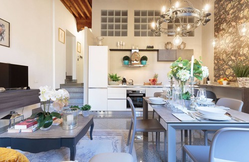 Lucca Historical Center Apartment | ARIAS APARTMENT in the iconic Piazza San Michele