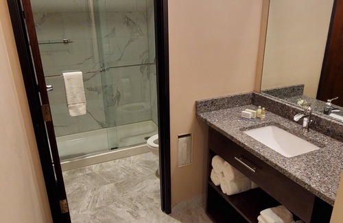 Lorain Hotel | Ariel Broadway Hotel