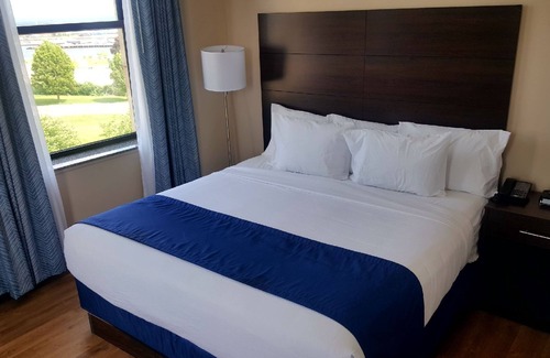 Lorain Hotel | Ariel Broadway Hotel