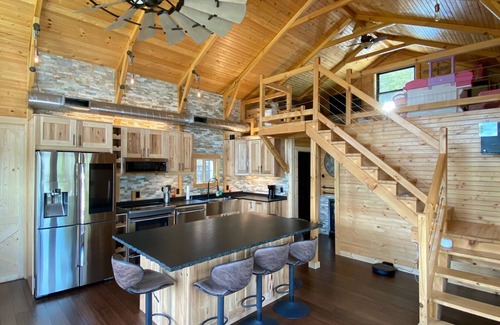 Williamstown Cabin | Ark Encounter★ Lakefront Front Cabin, Dock Water Slides, Screened Porch Hot Tub★